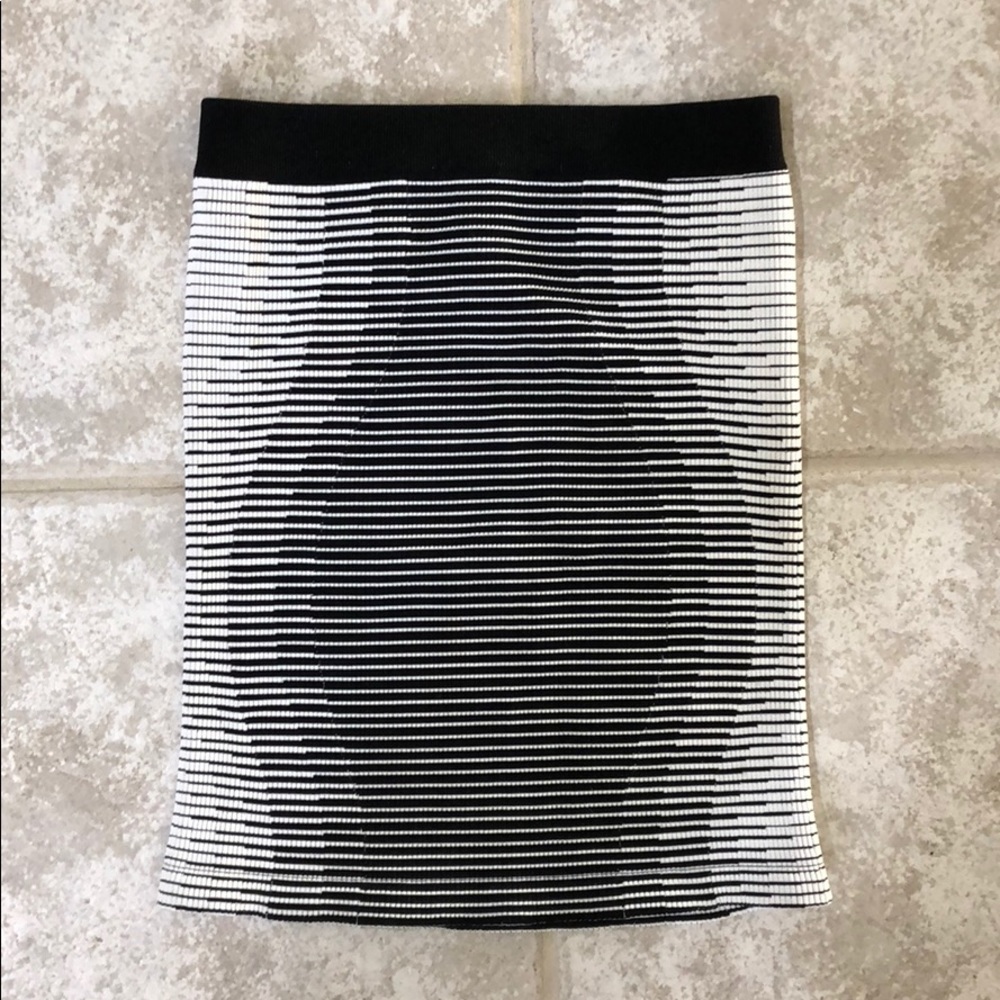 BCBGeneration tight spandex black and white skirt